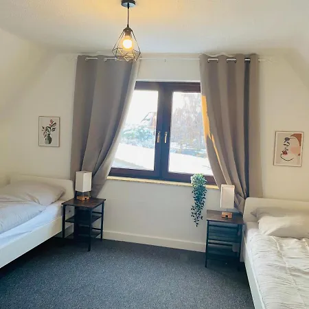 Ganzes Haus, 80qm, Parkplatz, 6 Personen, 3 Schlafzimmer, Wlan Prázdninový dům