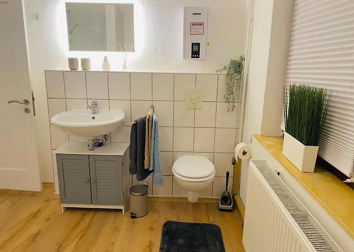 Ganzes Haus, 80qm, Parkplatz, 6 Personen, 3 Schlafzimmer, Wlan 度假居 *